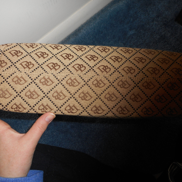 Dooney and Bourke logo bag, LIKE NEW CONDITION - Picture 6 of 8